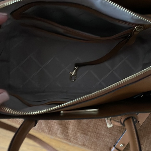 Michael Kors bag 12x10x5 excellent used condition - Picture 5 of 8